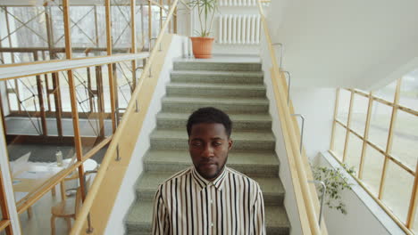 Porträt-Eines-Selbstbewussten-Afroamerikanischen-Mannes-Auf-Einer-Treppe